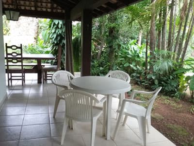 SOBRADO 216m²,  4 SUITES, 3 SALAS, VARANDA c/CHURR, FORNO A LENHA, EM MEIO A JARDIM,  HABITE-SE, ESCRIT. DEFINITIVA -