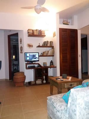 SOBRADO 216m²,  4 SUITES, 3 SALAS, VARANDA c/CHURR, FORNO A LENHA, EM MEIO A JARDIM,  HABITE-SE, ESCRIT. DEFINITIVA -