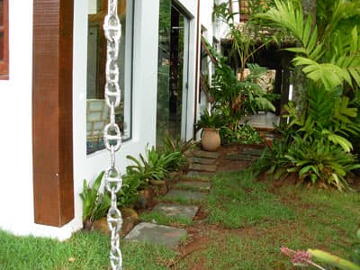 SOBRADO 216m²,  4 SUITES, 3 SALAS, VARANDA c/CHURR, FORNO A LENHA, EM MEIO A JARDIM,  HABITE-SE, ESCRIT. DEFINITIVA -
