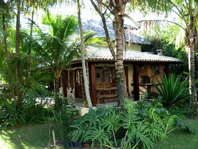 SOBRADO 216m²,  4 SUITES, 3 SALAS, VARANDA c/CHURR, FORNO A LENHA, EM MEIO A JARDIM,  HABITE-SE, ESCRIT. DEFINITIVA -