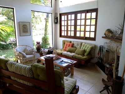 SOBRADO 216m²,  4 SUITES, 3 SALAS, VARANDA c/CHURR, FORNO A LENHA, EM MEIO A JARDIM,  HABITE-SE, ESCRIT. DEFINITIVA -