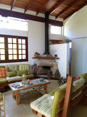 SOBRADO 216m²,  4 SUITES, 3 SALAS, VARANDA c/CHURR, FORNO A LENHA, EM MEIO A JARDIM,  HABITE-SE, ESCRIT. DEFINITIVA -