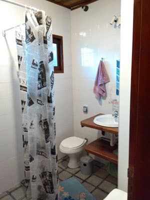 SOBRADO 216m²,  4 SUITES, 3 SALAS, VARANDA c/CHURR, FORNO A LENHA, EM MEIO A JARDIM,  HABITE-SE, ESCRIT. DEFINITIVA -