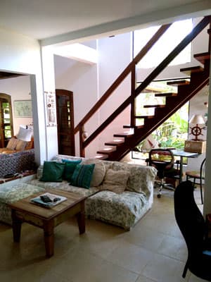 SOBRADO 216m²,  4 SUITES, 3 SALAS, VARANDA c/CHURR, FORNO A LENHA, EM MEIO A JARDIM,  HABITE-SE, ESCRIT. DEFINITIVA -