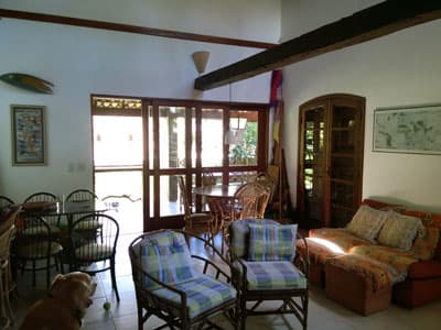 SOBRADO 216m²,  4 SUITES, 3 SALAS, VARANDA c/CHURR, FORNO A LENHA, EM MEIO A JARDIM,  HABITE-SE, ESCRIT. DEFINITIVA -