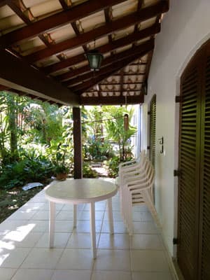 SOBRADO 216m²,  4 SUITES, 3 SALAS, VARANDA c/CHURR, FORNO A LENHA, EM MEIO A JARDIM,  HABITE-SE, ESCRIT. DEFINITIVA -