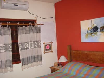 SOBRADO 216m²,  4 SUITES, 3 SALAS, VARANDA c/CHURR, FORNO A LENHA, EM MEIO A JARDIM,  HABITE-SE, ESCRIT. DEFINITIVA -