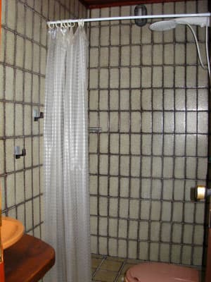 SOBRADO 216m²,  4 SUITES, 3 SALAS, VARANDA c/CHURR, FORNO A LENHA, EM MEIO A JARDIM,  HABITE-SE, ESCRIT. DEFINITIVA -