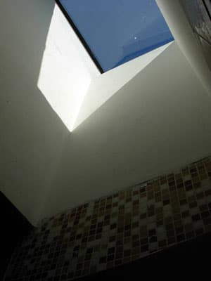 SOBRADO 216m²,  4 SUITES, 3 SALAS, VARANDA c/CHURR, FORNO A LENHA, EM MEIO A JARDIM,  HABITE-SE, ESCRIT. DEFINITIVA -