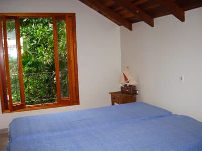 SOBRADO 216m²,  4 SUITES, 3 SALAS, VARANDA c/CHURR, FORNO A LENHA, EM MEIO A JARDIM,  HABITE-SE, ESCRIT. DEFINITIVA -