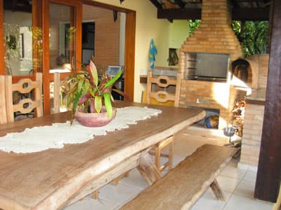 SOBRADO 216m²,  4 SUITES, 3 SALAS, VARANDA c/CHURR, FORNO A LENHA, EM MEIO A JARDIM,  HABITE-SE, ESCRIT. DEFINITIVA -