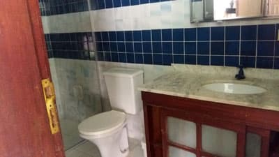RUSTICA 550m DA PRAIA, 4 DORMS (STE), AMPLA, VARANDA EM U COM CHURRASQ.