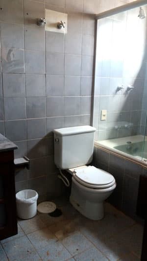 RUSTICA 550m DA PRAIA, 4 DORMS (STE), AMPLA, VARANDA EM U COM CHURRASQ.