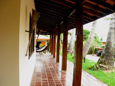 RUSTICA 550m DA PRAIA, 4 DORMS (STE), AMPLA, VARANDA EM U COM CHURRASQ.