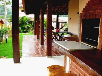 RUSTICA 550m DA PRAIA, 4 DORMS (STE), AMPLA, VARANDA EM U COM CHURRASQ.