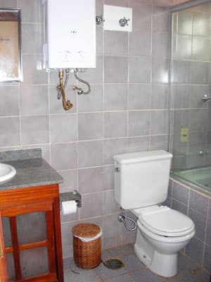 RUSTICA 550m DA PRAIA, 4 DORMS (STE), AMPLA, VARANDA EM U COM CHURRASQ.