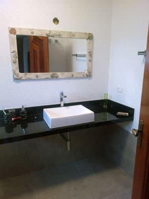 CASA c/ PISCINA AQUECIDA, EDICULA c/CHURRASQ. E FORNO A LENHA, 3 SUITES, 800m DA PRAIA, HABITE-SE