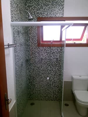 CASA c/ PISCINA AQUECIDA, EDICULA c/CHURRASQ. E FORNO A LENHA, 3 SUITES, 800m DA PRAIA, HABITE-SE