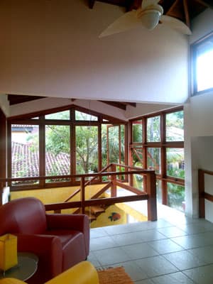 CASA c/ PISCINA AQUECIDA, EDICULA c/CHURRASQ. E FORNO A LENHA, 3 SUITES, 800m DA PRAIA, HABITE-SE