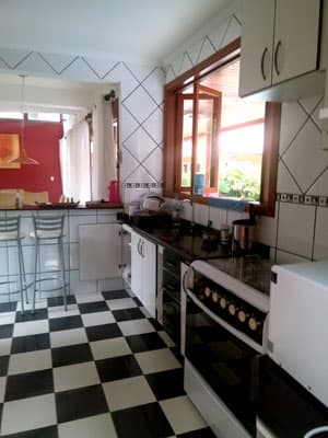 CASA c/ PISCINA AQUECIDA, EDICULA c/CHURRASQ. E FORNO A LENHA, 3 SUITES, 800m DA PRAIA, HABITE-SE