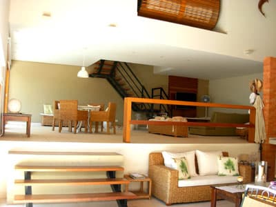 SOBRADO a 600m da praia, PISCINA, CHURRASQ, AMPLO LIVING, 6 DORMS, DUAS  MORADAS