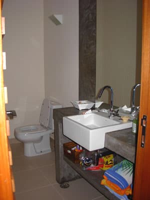 SOBRADO a 600m da praia, PISCINA, CHURRASQ, AMPLO LIVING, 6 DORMS, DUAS  MORADAS