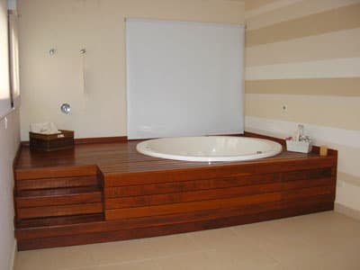 SOBRADO a 600m da praia, PISCINA, CHURRASQ, AMPLO LIVING, 6 DORMS, DUAS  MORADAS