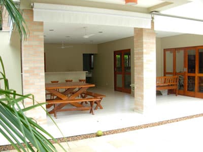 MOBILIADA E EQUIP c/ AR CONDICIONADO, PISCINA CHURRASQ, FORNO, 5 DORMS 6 WCs a 700m DA PRAIA