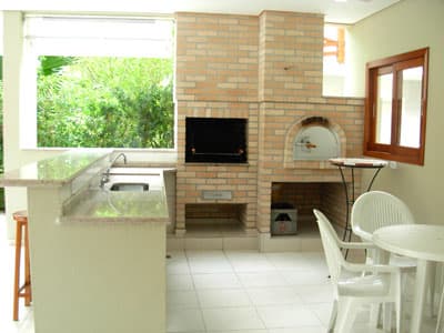 MOBILIADA E EQUIP c/ AR CONDICIONADO, PISCINA CHURRASQ, FORNO, 5 DORMS 6 WCs a 700m DA PRAIA