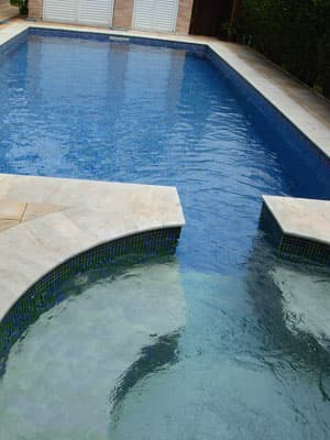 MOBILIADA E EQUIP c/ AR CONDICIONADO, PISCINA CHURRASQ, FORNO, 5 DORMS 6 WCs a 700m DA PRAIA