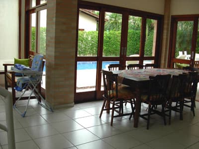 MOBILIADA E EQUIP c/ AR CONDICIONADO, PISCINA CHURRASQ, FORNO, 5 DORMS 6 WCs a 700m DA PRAIA