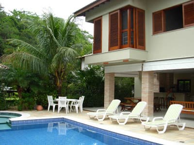 MOBILIADA E EQUIP c/ AR CONDICIONADO, PISCINA CHURRASQ, FORNO, 5 DORMS 6 WCs a 700m DA PRAIA