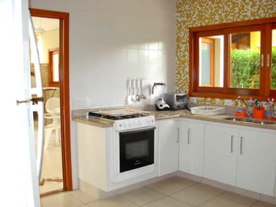 MOBILIADA E EQUIP c/ AR CONDICIONADO, PISCINA CHURRASQ, FORNO, 5 DORMS 6 WCs a 700m DA PRAIA