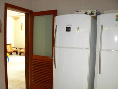 MOBILIADA E EQUIP c/ AR CONDICIONADO, PISCINA CHURRASQ, FORNO, 5 DORMS 6 WCs a 700m DA PRAIA