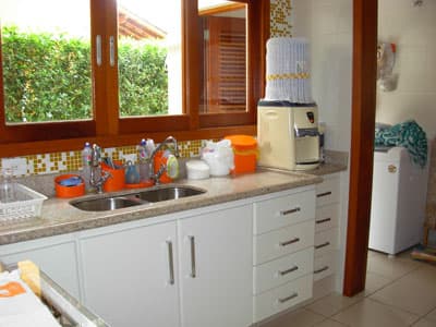 MOBILIADA E EQUIP c/ AR CONDICIONADO, PISCINA CHURRASQ, FORNO, 5 DORMS 6 WCs a 700m DA PRAIA
