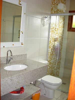 MOBILIADA E EQUIP c/ AR CONDICIONADO, PISCINA CHURRASQ, FORNO, 5 DORMS 6 WCs a 700m DA PRAIA