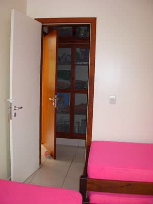 MOBILIADA E EQUIP c/ AR CONDICIONADO, PISCINA CHURRASQ, FORNO, 5 DORMS 6 WCs a 700m DA PRAIA