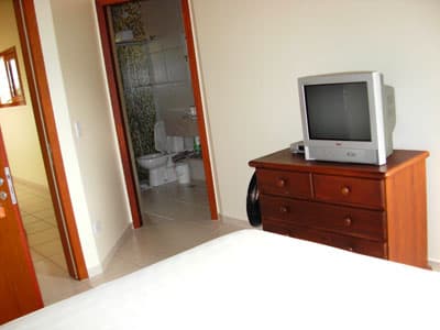 MOBILIADA E EQUIP c/ AR CONDICIONADO, PISCINA CHURRASQ, FORNO, 5 DORMS 6 WCs a 700m DA PRAIA