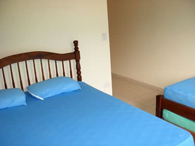 MOBILIADA E EQUIP c/ AR CONDICIONADO, PISCINA CHURRASQ, FORNO, 5 DORMS 6 WCs a 700m DA PRAIA