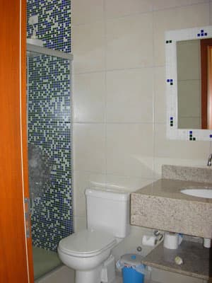 MOBILIADA E EQUIP c/ AR CONDICIONADO, PISCINA CHURRASQ, FORNO, 5 DORMS 6 WCs a 700m DA PRAIA