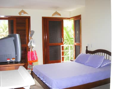 MOBILIADA E EQUIP c/ AR CONDICIONADO, PISCINA CHURRASQ, FORNO, 5 DORMS 6 WCs a 700m DA PRAIA