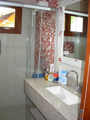 MOBILIADA E EQUIP c/ AR CONDICIONADO, PISCINA CHURRASQ, FORNO, 5 DORMS 6 WCs a 700m DA PRAIA