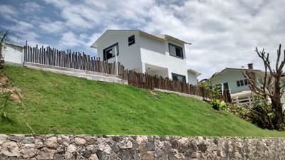 SOBRADO A 550M DA PRAIA c/MEZANINO, 3 DORMS (2 STES), SALÃO DE CHURRASCO