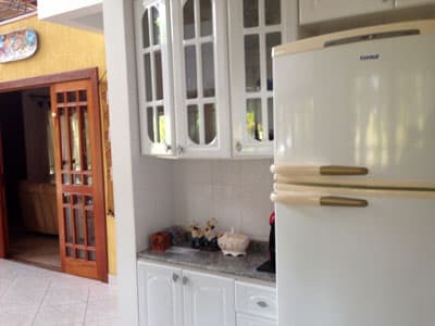 TERREA, 3 DORMITÓRIOS, SALA DE TV, MEZANINO, LAVABO ,(2 sts), c/Ar Condic., CHURRASQ, 550M DA PRAIA