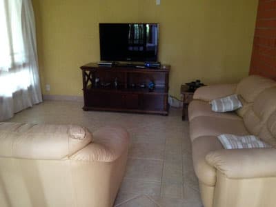 TERREA, 3 DORMITÓRIOS, SALA DE TV, MEZANINO, LAVABO ,(2 sts), c/Ar Condic., CHURRASQ, 550M DA PRAIA