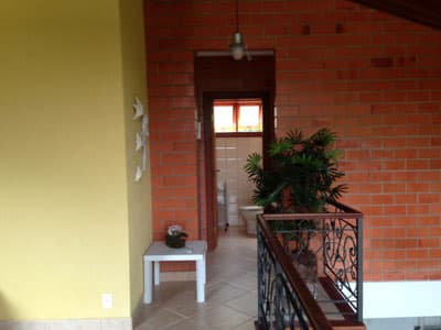 TERREA, 3 DORMITÓRIOS, SALA DE TV, MEZANINO, LAVABO ,(2 sts), c/Ar Condic., CHURRASQ, 550M DA PRAIA