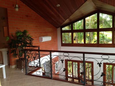 TERREA, 3 DORMITÓRIOS, SALA DE TV, MEZANINO, LAVABO ,(2 sts), c/Ar Condic., CHURRASQ, 550M DA PRAIA
