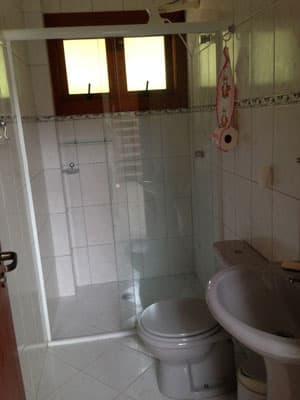 TERREA, 3 DORMITÓRIOS, SALA DE TV, MEZANINO, LAVABO ,(2 sts), c/Ar Condic., CHURRASQ, 550M DA PRAIA