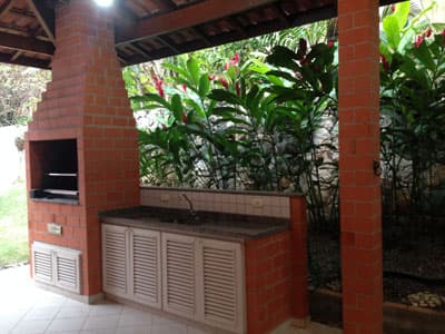 TERREA, 3 DORMITÓRIOS, SALA DE TV, MEZANINO, LAVABO ,(2 sts), c/Ar Condic., CHURRASQ, 550M DA PRAIA