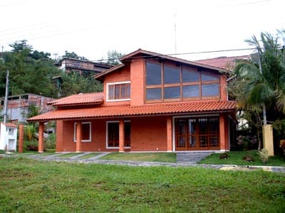 TERREA, 3 DORMITÓRIOS, SALA DE TV, MEZANINO, LAVABO ,(2 sts), c/Ar Condic., CHURRASQ, 550M DA PRAIA